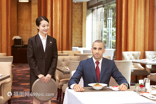酒店餐飲服務 為外國客人提供專業上菜服務