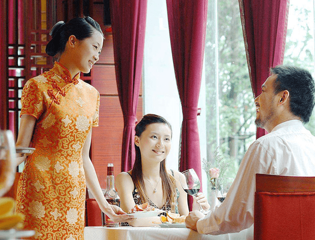 酒店餐飲服務禮儀 專業、優雅與細節的完美融合